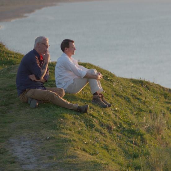 Prins Joachim og Steffen Jacobsen der nyder en solnedgang sammen.