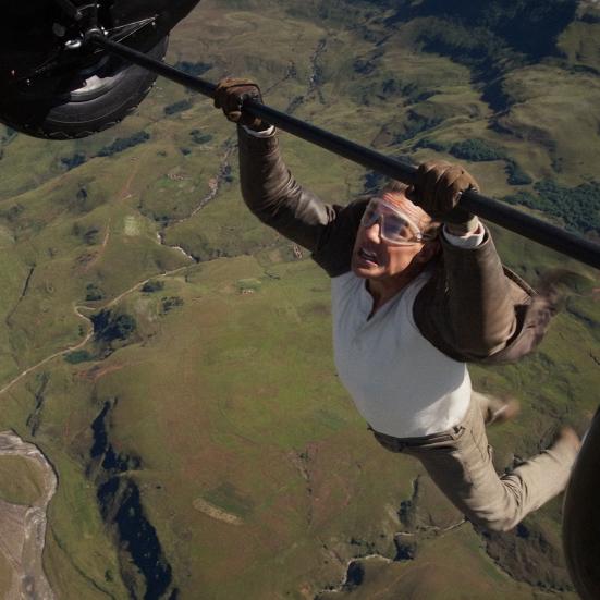 Tom Cruise hænger og dingler fra et fly i fuld fart i den nye Mission Impossible-film.