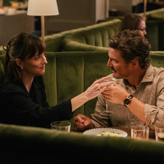 Dakota Johnson og Pedro Pascal er romantiske i The Materialists.
