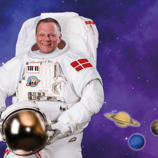 Sigurd Barrett i en rumdragt.