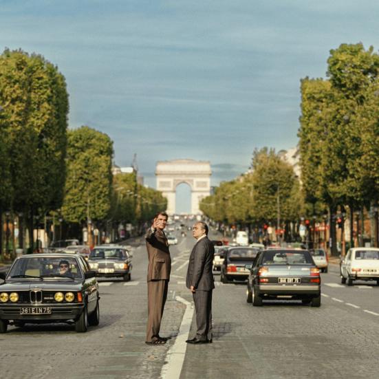 Claes Bang foran Triumfbuen i Paris.