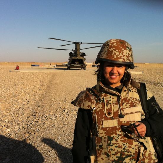 Simi Jan på job i en ørken.