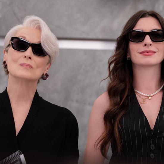 Anna Hathaway og Meryl Streep ser cool ud med solbriller på.