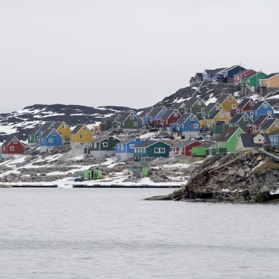 Luftfoto af farverige huse i Aasiaat, Grønland
