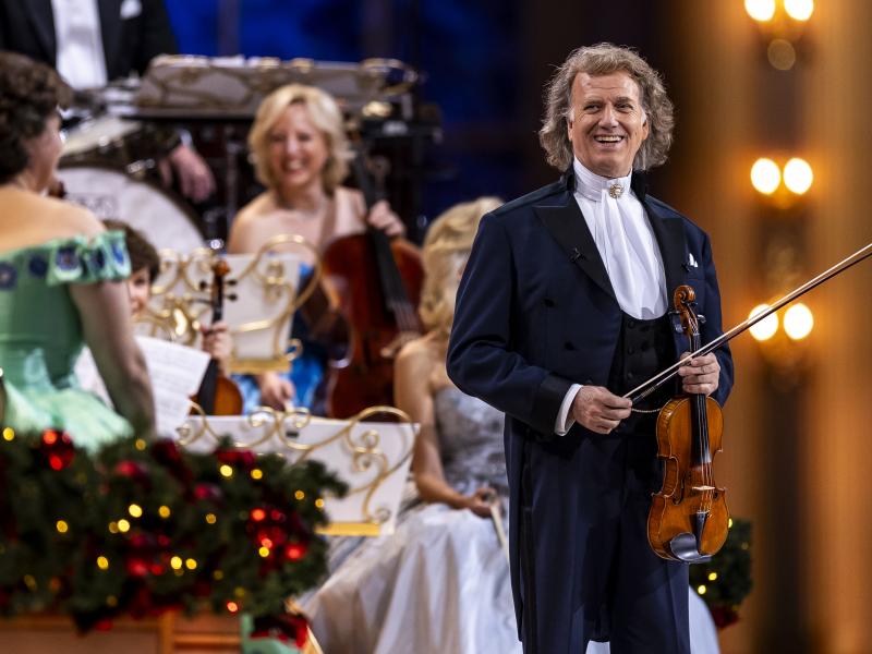 Andre Rieu med violinen i hånden til julekoncert.