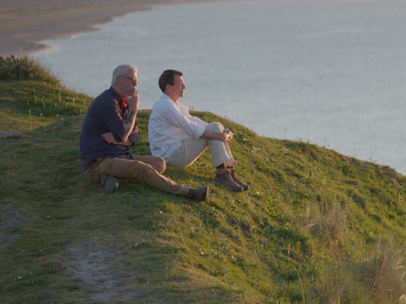 Prins Joachim og Steffen Jacobsen der nyder en solnedgang sammen.
