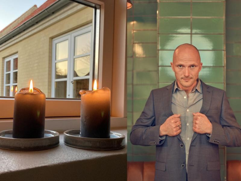 Billede af to lys i et vindue og Ricco Victor.