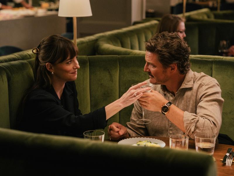 Dakota Johnson og Pedro Pascal er romantiske i The Materialists.