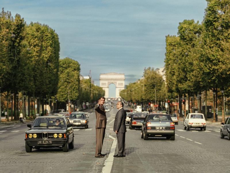 Claes Bang foran Triumfbuen i Paris.