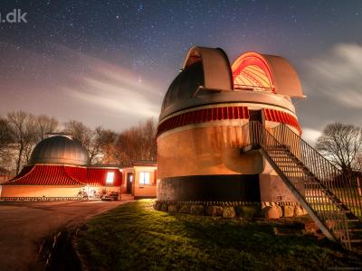 Billede af et observatorium under en aftenhimmel