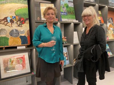 Annette Bjergfeldt besøger Farveristernes tidligere udstilling i BIBLIOTEK+, der var baseret på hendes debutroman "Højsangen fra Palermovej"