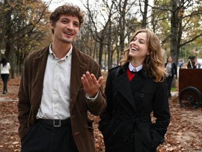 Unge, smukke og franske mennesker i en park i filmen Lykketræf