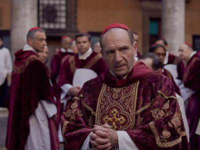 Ralph Fiennes i filmen Konklave 