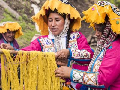 Billede af garnfarvning i Peru