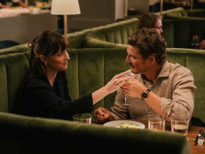 Dakota Johnson og Pedro Pascal er romantiske i The Materialists.
