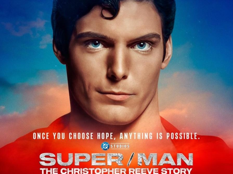 Plakaten til Super/Man the Christopher Reeve story med et billede af Reeve i rollen som Superman.