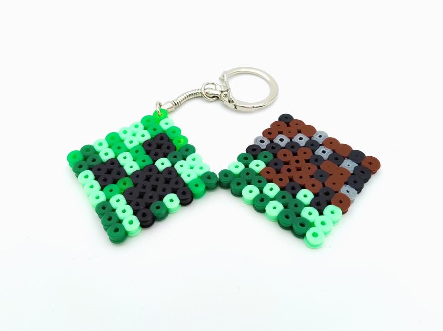 Flotte Minecraft-nøgleringe lavet i perler.
