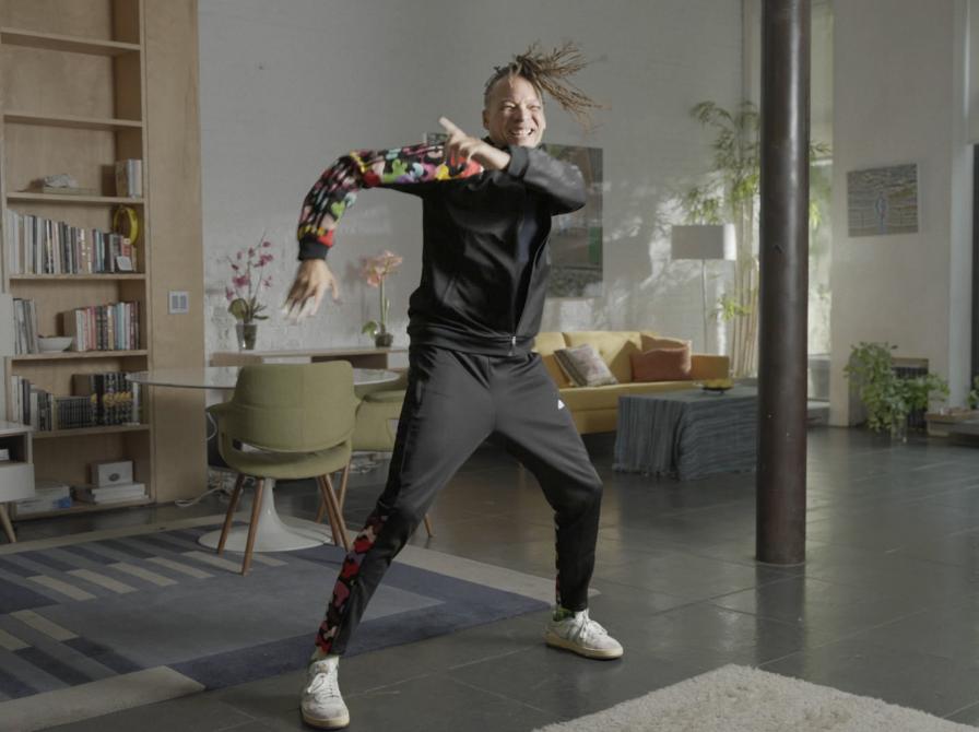 Billede af en glad og dansende mand fra filmen We Want the Funk.