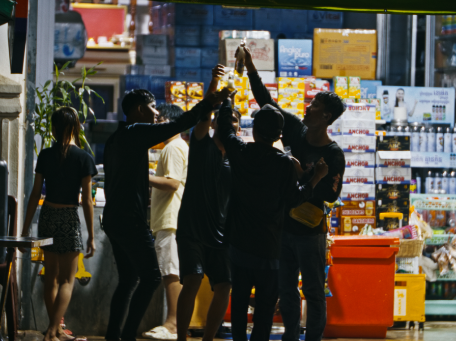 Billeder af en gruppe skålende mennesker fra filmen Cambodianske øldrømme