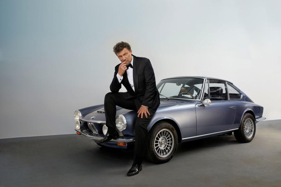 Jonas Kaufmann poserer som James Bond på en Aston Martin