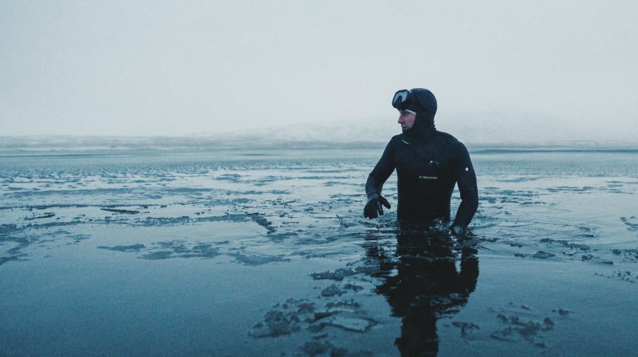 Billede fra filmen Project Iceman af mand i isvand til taljen.