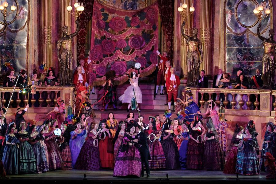 Billede af hele ensemblet fra operaen La Traviata