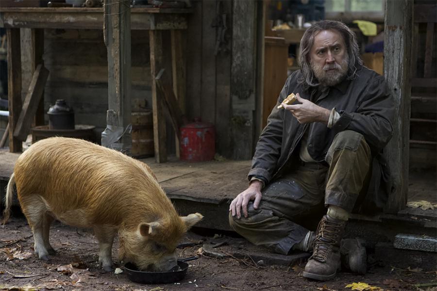 Nicolas Page sammen med sin trøffelgris i filmen Pig